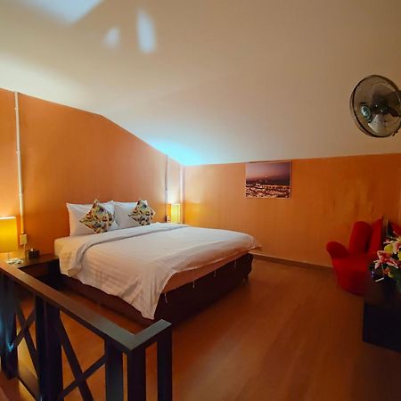 Retro Box Hotel Chumphon Exterior photo