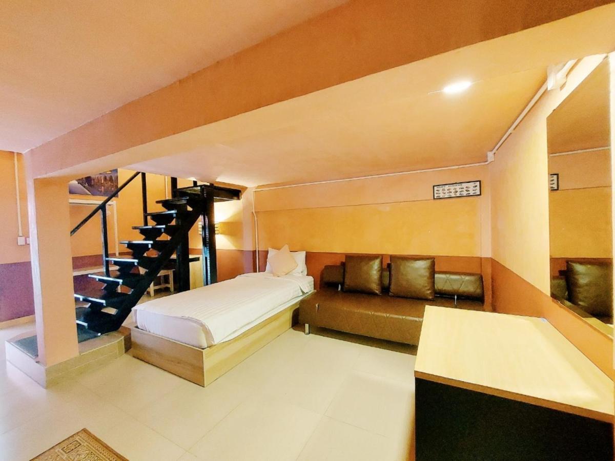 Retro Box Hotel Chumphon Exterior photo