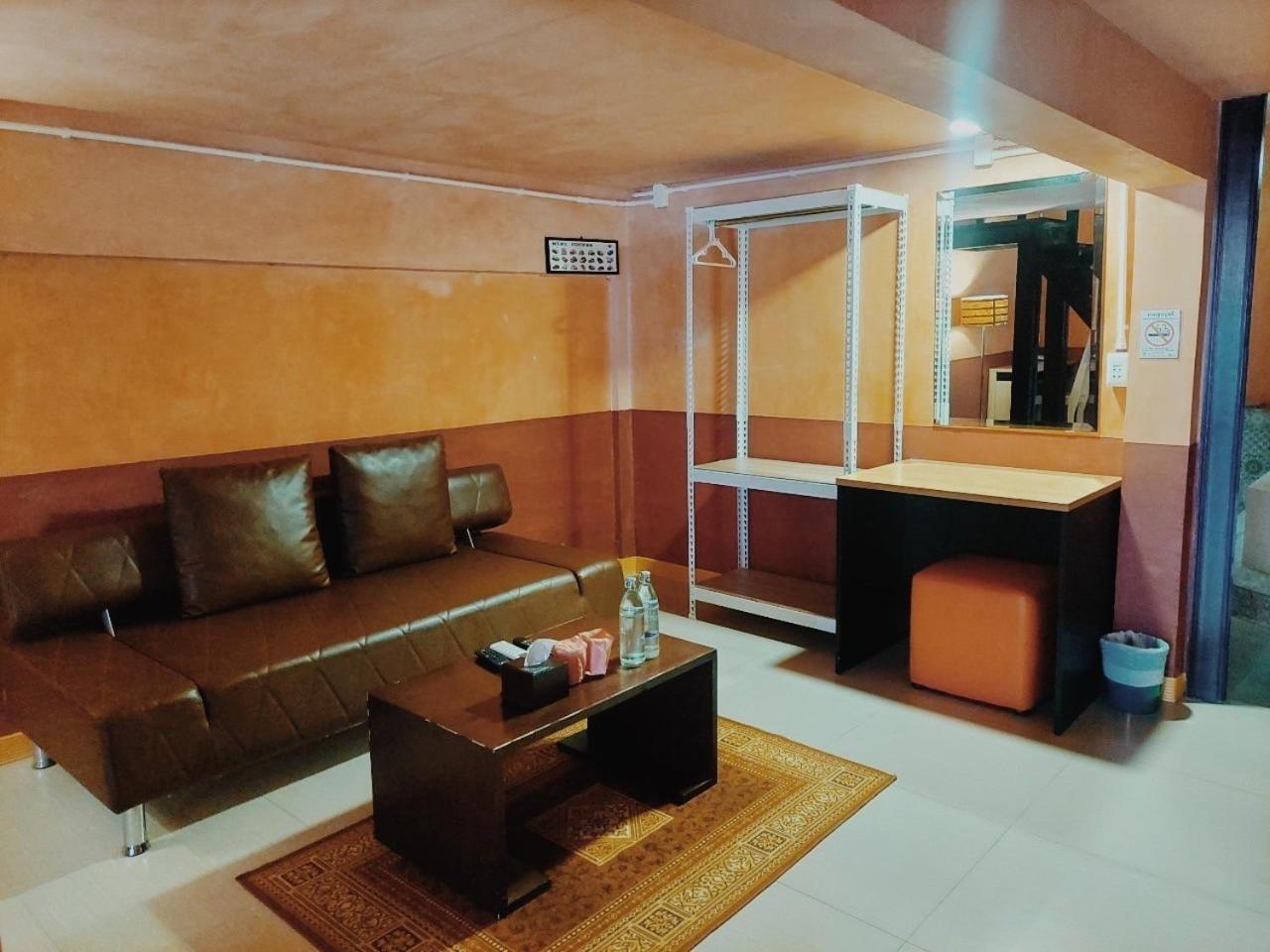 Retro Box Hotel Chumphon Exterior photo