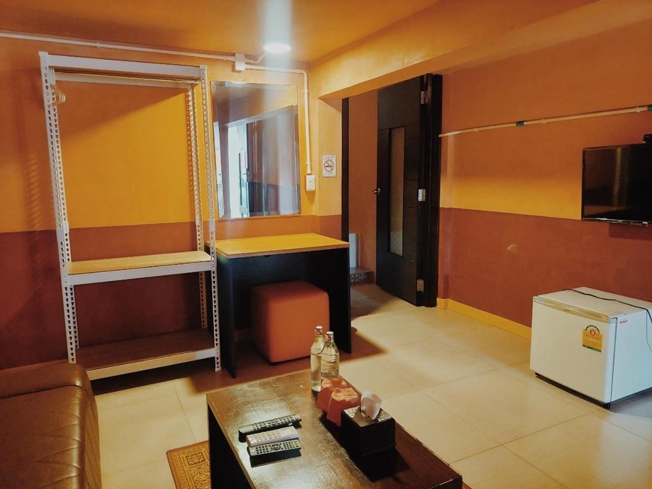 Retro Box Hotel Chumphon Exterior photo