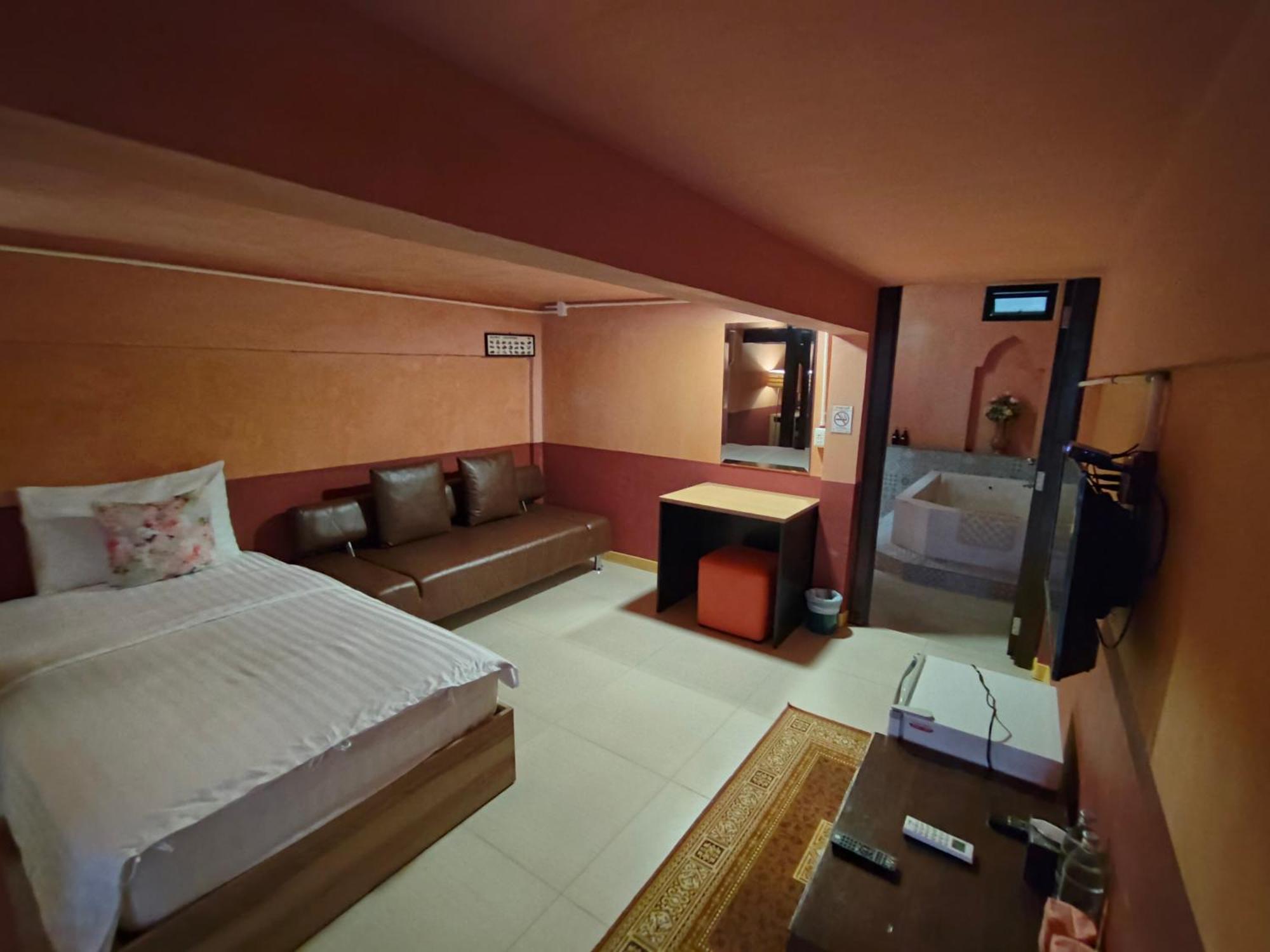 Retro Box Hotel Chumphon Exterior photo
