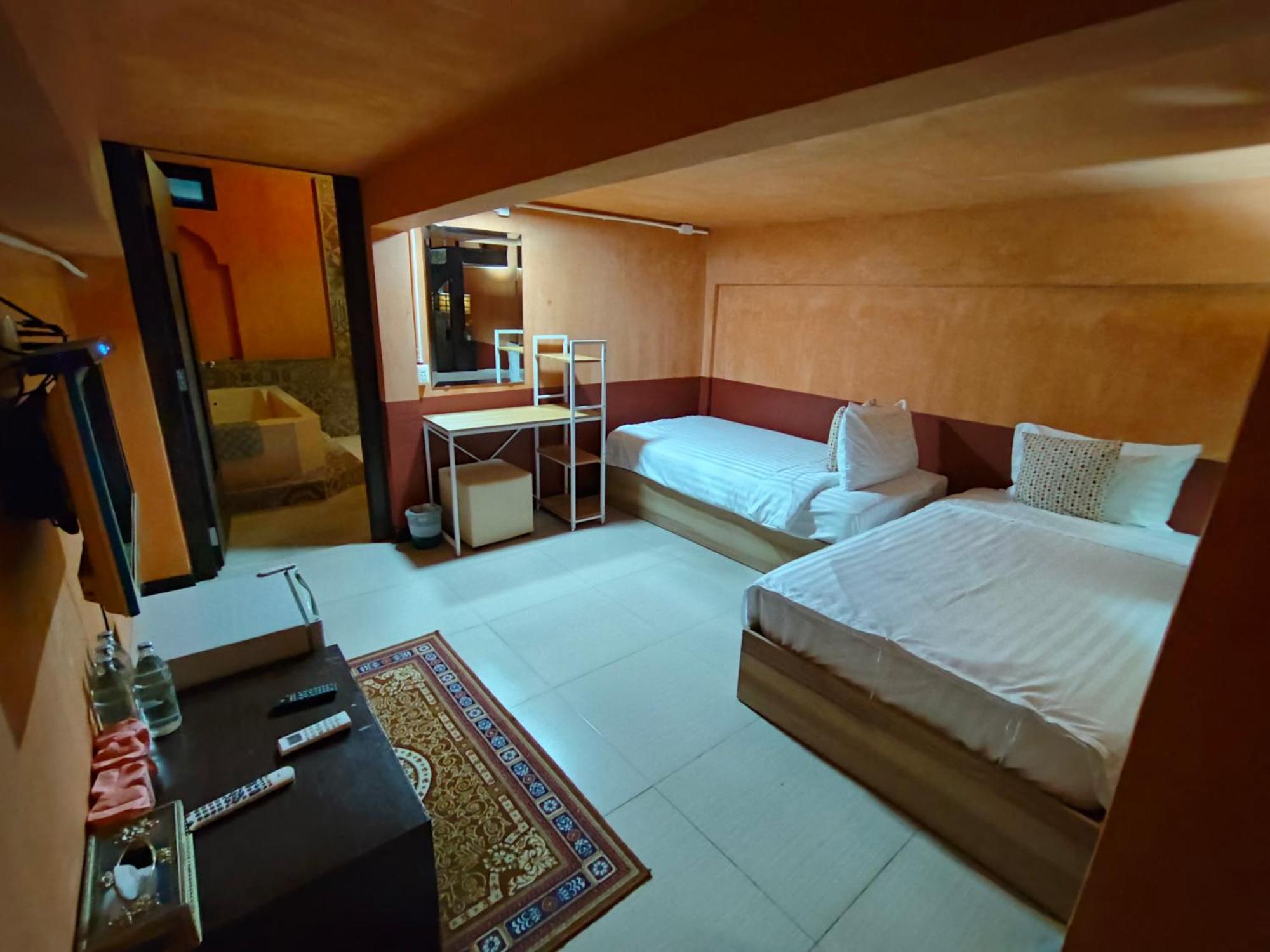 Retro Box Hotel Chumphon Exterior photo